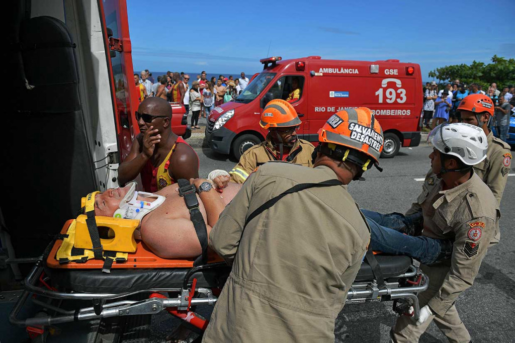 Petugas mengevakuasi korban luka-luka jatuhnya helikopter untuk dibawa ke rumah sakit di Barra de Tijuca, Rio de Janeiro, Brasil pada Rabu, 9 Mei 2018.