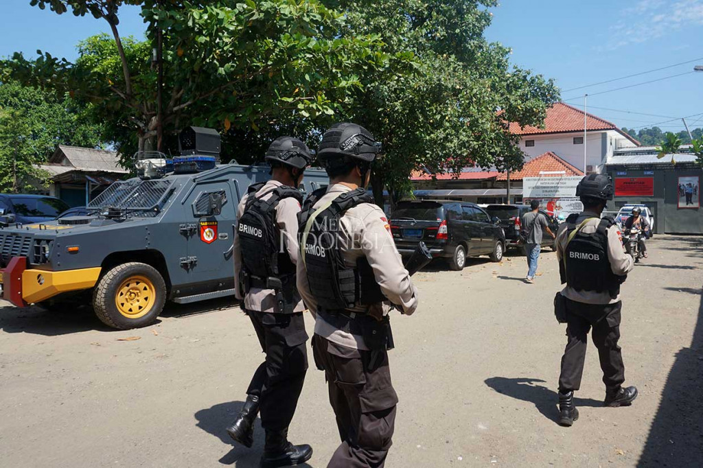 Sejumlah anggota Brimob bersenjata laras panjang berjaga-jaga di sekitar Dermaga Wijayapura, Cilacap, Jateng, Kamis, 10 Mei 2018. Dermaga Wijayapura merupakan pintu masuk menuju ke Pulau Nusakambangan.