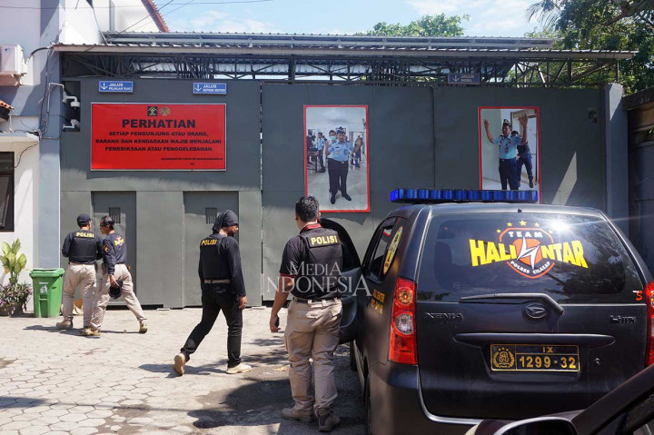 Ada sebanyak 600 personel polisi dan Brimob yang melakukan
penjagaan terhadap pemindahan ratusan napi terorisme yang membuat rusuh di Rutan Mako Brimob, Depok. Para napi tersebut bakal dimasukkan ke LP di Pulau Nusakambangan. Selain personel kepolisian, sejumlah kendaraan taktis juga disiagakan.