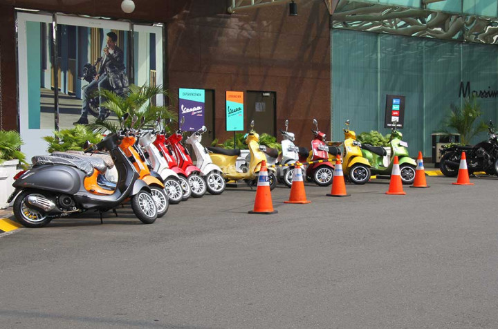 Motor-motor yang disiapkan PT Piaggio Indonesia di halaman Pondok Indah Mall 3 dengan ragam jenis dan warna. Piaggio Indonesia