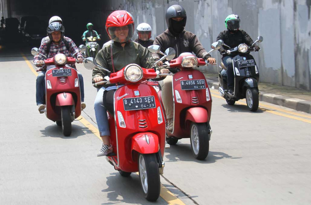 Para jurnalis otomotif dari berbagai media, seru-seruan berkendara skuter matic asal Italia, juga dengan Moto Guzzi V7 Racer yang mereka siapkan. Piaggio Indonesia