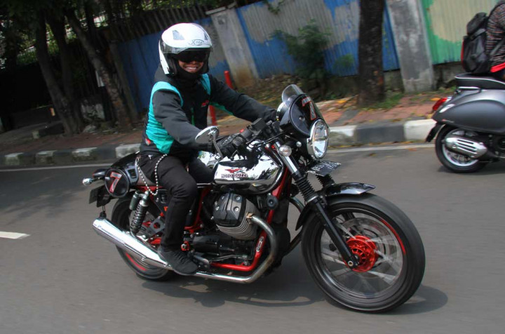 Moto Guzzi V7 Racer adalah satu dari motor keren yang kebetulan dikendarai oleh utusan medcom.id menjadi keseruan tersendiri saat berkeliling Kota Jakarta. Piaggio Indonesia