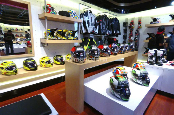 Gerai apparel branded DeRide yang berlokasi di Jalan Radio Dalam ini, dialokasikan menjadi gerai acuan khusus harga untuk brand Nolan Group dan Alpinestars. medccom.id/Ahmad Garuda
