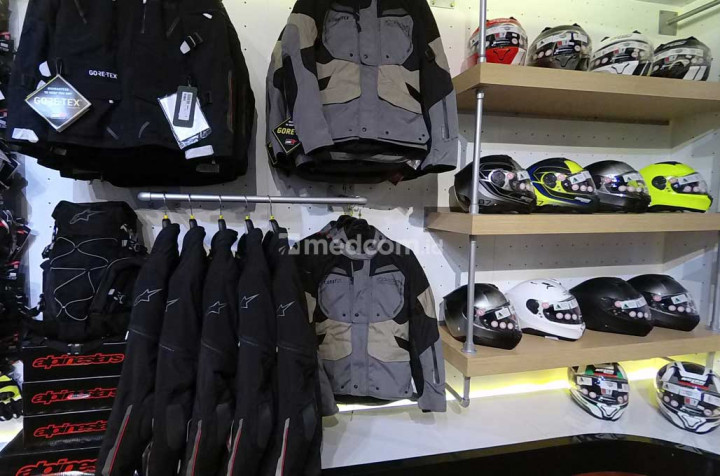 Ruang pamer DeRide dibagi dalam beberapa zona, ini adalah salah satu zona touring dan adventure, bagi mereka yang menginginkan perlengkapan khusus untuk melakukan touring atau petualangan. medccom.id/Ahmad Garuda