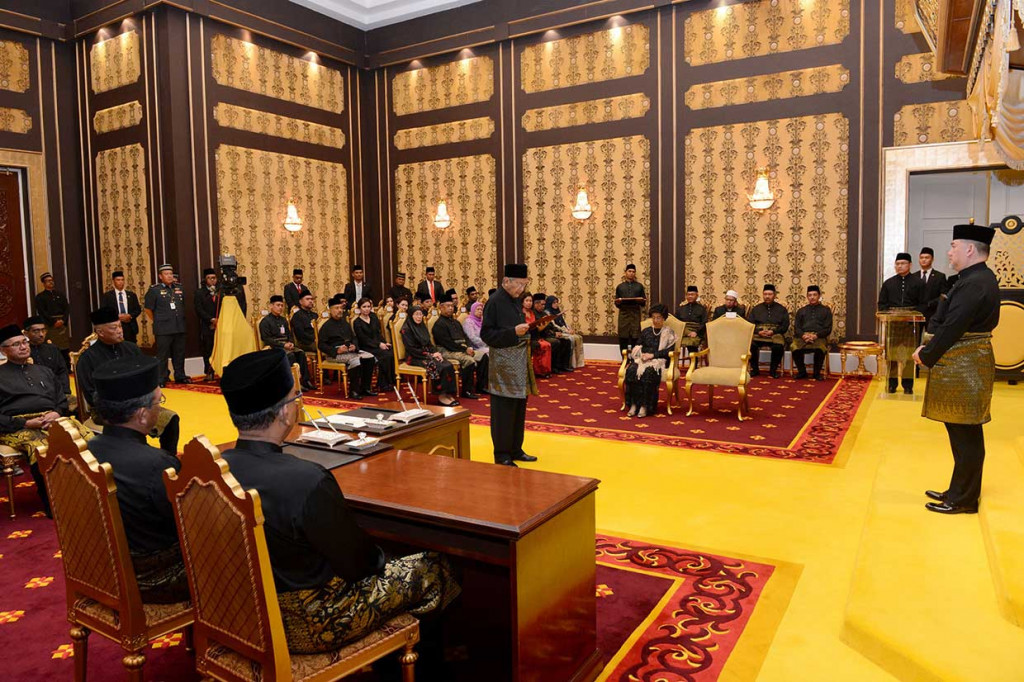 Mahathir Muhammad membaca sumpah jabatan dan sumpah rahasia di hadapan Yang di-Pertuan Agung XV Sultan Muhammad V di Istana Negara, Kamis, 10 Mei 2018 malam. Dia menjadi PM Malaysia yang keempat pada 1981 di usia 56 dan jabatannya berakhir pada 2003 setelah berkantor selama 22 tahun.