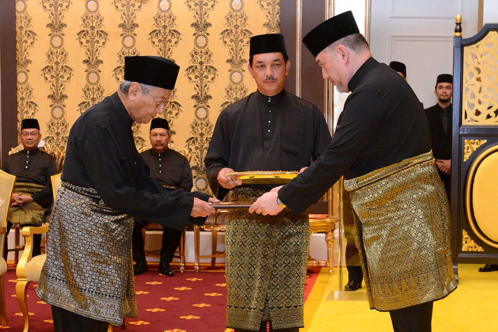 Pelantikannya yang kedua itu mengakhiri situasi politik yang tidak pasti setelah Barisan Nasional yang telah berkuasa selama 60 tahun terkapar dalam Pilihan Raya Umum (PRU) Ke-14 atau Pemilihan Umum Ke 14, Rabu (9/5). Pakatan Harapan memenangi 113 dari 222 kursi yang diperebutkan.