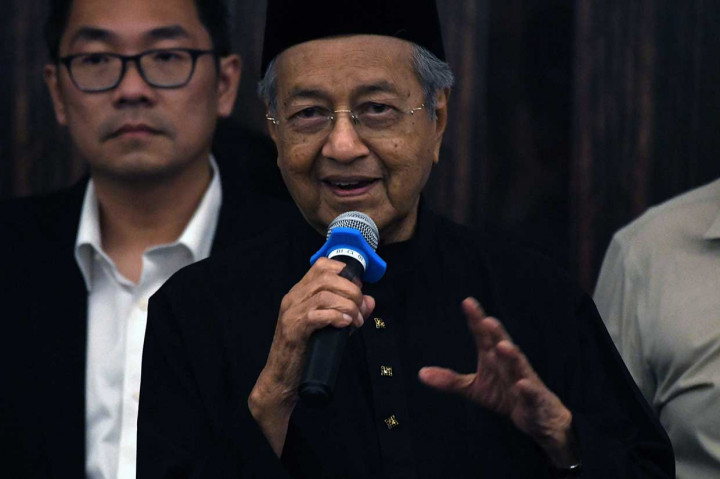 Sebelumnya, Dr M, julukan Mahathir selama berkuasa mengatakan koalisinya tidak akan membalas dendam, tetapi mengembalikan aturan hukum.