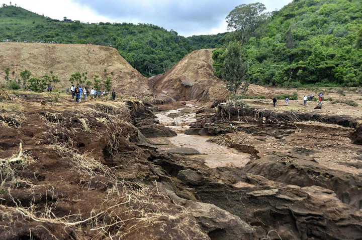 Warga melihat jebolnya bendungan Patel di bukit wilayah Nakuru, 190 kilometer barat laut Nairobi. Bendungan yang digunakan untuk irigasi dan peternakan ikan tersebut jebol pada Rabu, 9 Mei 2018 malam.