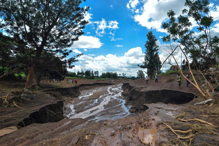 Jebolnya bendungan menyebabkan air bah dan mengakibatkan jaringan listrik mati, merendam rumah dan bangunan, termasuk sekolah dasar. Sedikitnya 41 orangm 20 di antara anak-anak tewas akibat kejadian tersebut.