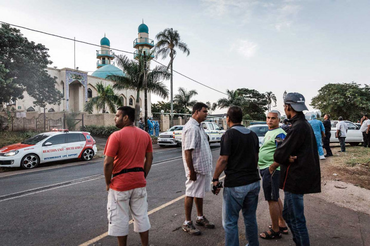 Tiga orang bersenjata api dan pisau menyerang sebuah masjid di luar kota Durban di Afrika Selatan, menikam hingga mati seorang imam dan melukai dua lainnya.