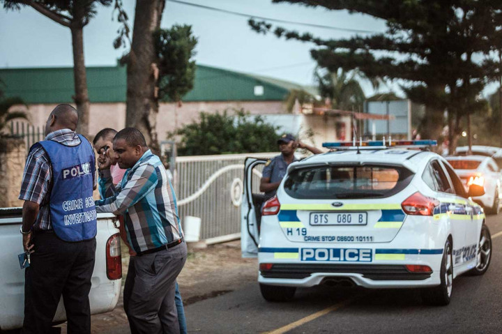 Peristiwa berawal saat tiga orang memasuki masjid setelah salat subuh, menyerang korban dengan pisau dan kemudian melemparkan bom bensin yang membakar gedung. Para pelaku kemudian melarikan diri.
