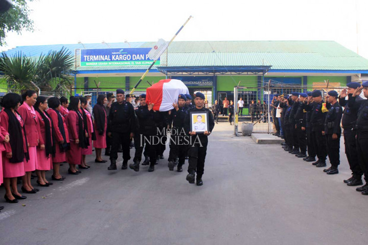 Jenasah anggota intel Brimob Kelapa Dua Depok, Bripka Marhum Prencje, 41, korban penusukan diusung anggota Brimob Polda Nusa Tenggara Timur saat tiba di Bandara El Tari Kupang, Sabtu, 12 Mei 2018 pagi. Jenasah selanjutnya diberangkatkan ke kampung halamannya di Alor menggunakan kapal milik Basarnas untuk dimakamkan.
