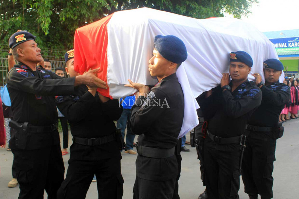 Korban sempat berteriak yang didengar anggota Brimob Briptu Mato dan Briptu Grusce yang kemudian menembak pelaku hingga tewas lantaran berusaha melarikan diri. Setelah ditelusuri jenazah pelaku penikaman tersebut adalah seorang yang berinisial TS.