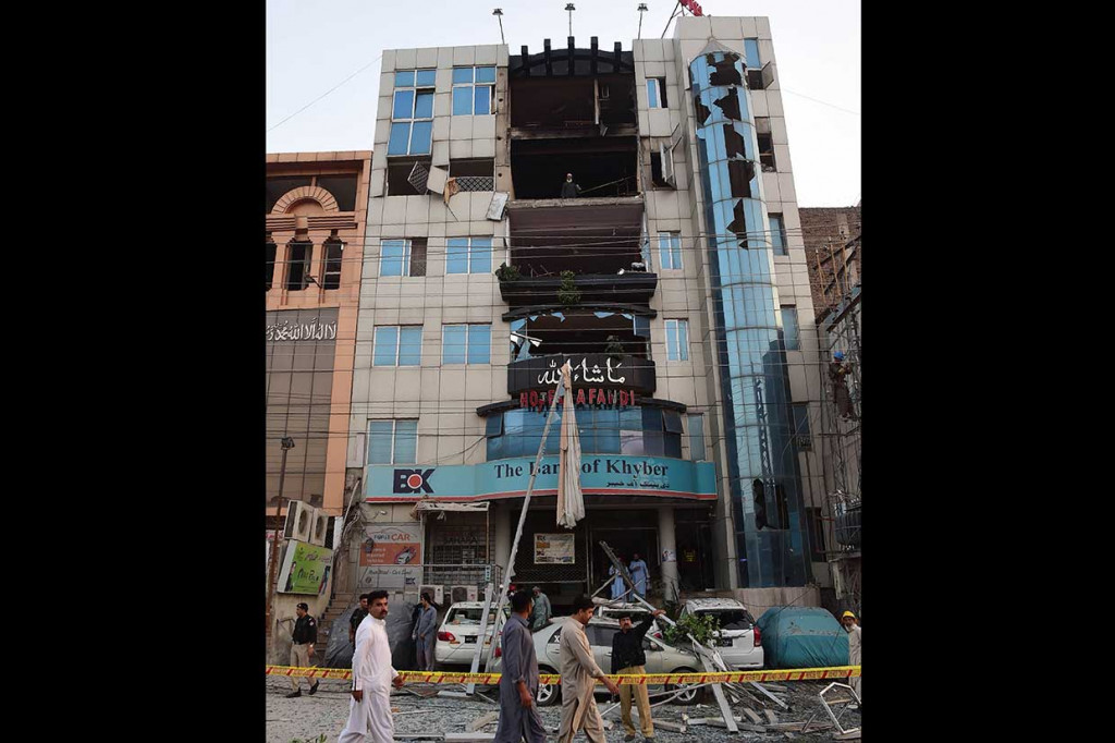 Polisi melakukan penyelidikan terhadap sebuah bangunan hotel yang mengalami kerusakan cukup parah akibat ledakan yang disebabkan kebocoran gas, di Peshawar, Jumat, 11 Mei 2018.