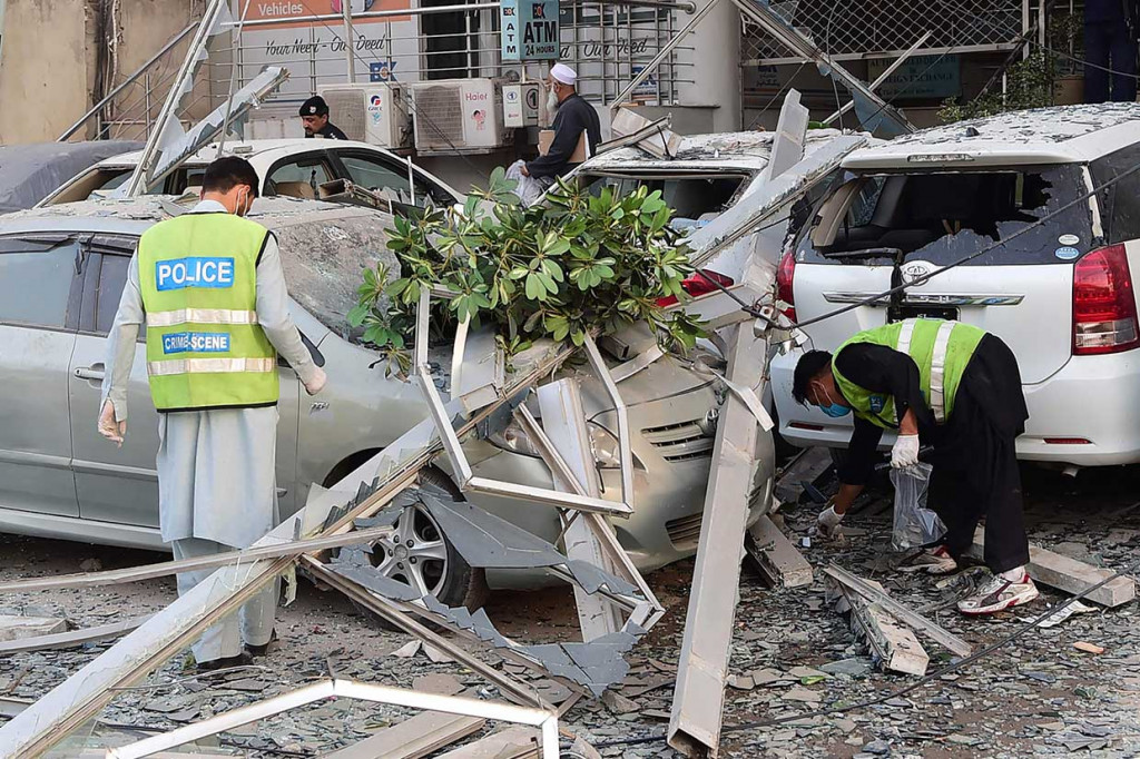 Kepala polisi Kota Peshawar Qazi Jamilur Rehman mengatakan kebakaran terjadi setelah ledakan. Ledakan terjadi di lantai empat hotel tersebut.