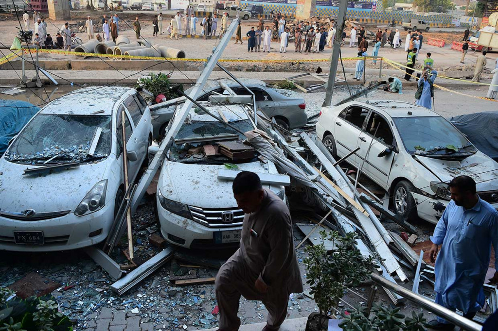 Beberapa mobil yang terparkir di halapan hotel juga mengalami kerusakan.