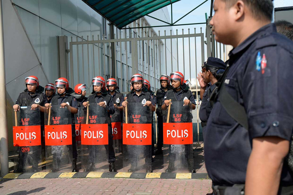 Polisi berjaga-jaga di luar Bandara Sultan Abdul Aziz Shah untuk mencegah hal-hal yang tidak diinginkan.