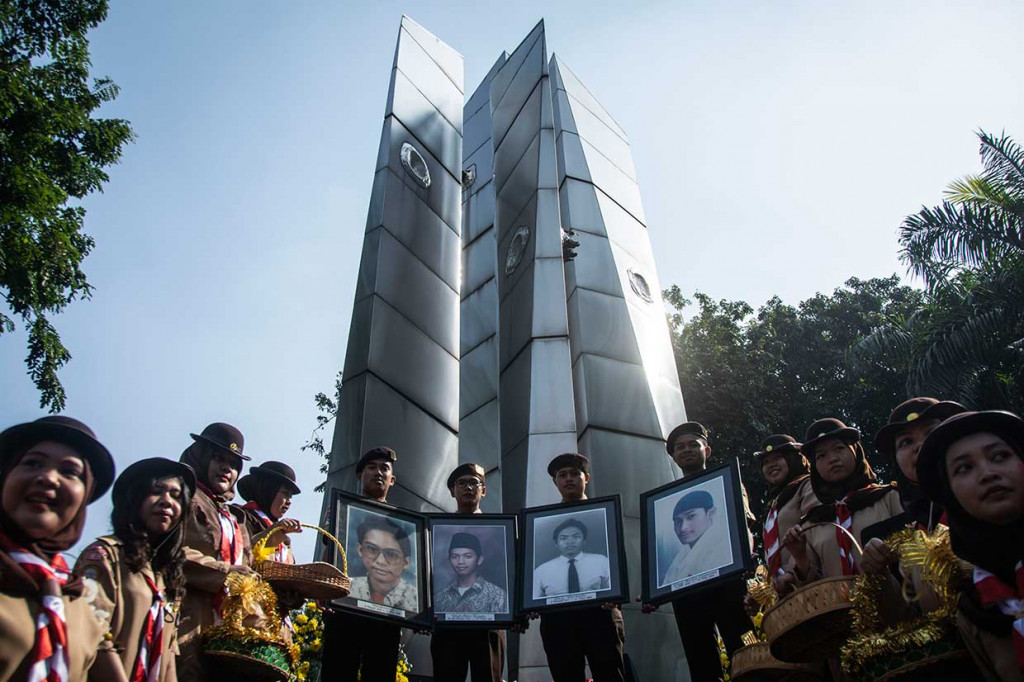 Peringatan 20 tahun reformasi di Universitas Trisakti, Jakarta dilakukan dengan menggelar upacara dan membawa empat buah foto mahasiswa Universitas Trisakti yang meninggal karena tertembak saat melakukan aksi memperjuangkan reformasi pada 12 Mei 1998. 