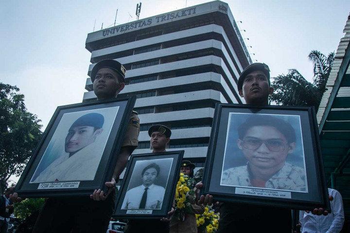 Peringatan juga diwarnai dengan pengibaran bendera setengah tiang, pembacaan memoir, dan sambutan orang tua mahasiswa yang gugur dan beberapa saksi yang ada pada peristiwa nahas tersebut.