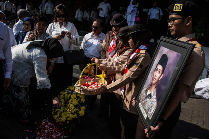 Keluarga besar kampus Trisakti beserta keluarga korban melakukan tabur bunga di titik-titik para mahasiswa tertembak. 