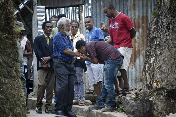 Mantan Presiden Timor Leste Xanana Gusmao disambut para pendukungnya saat akan memberikan hak suara, di Dili, Sabtu, 12 Mei 2018.