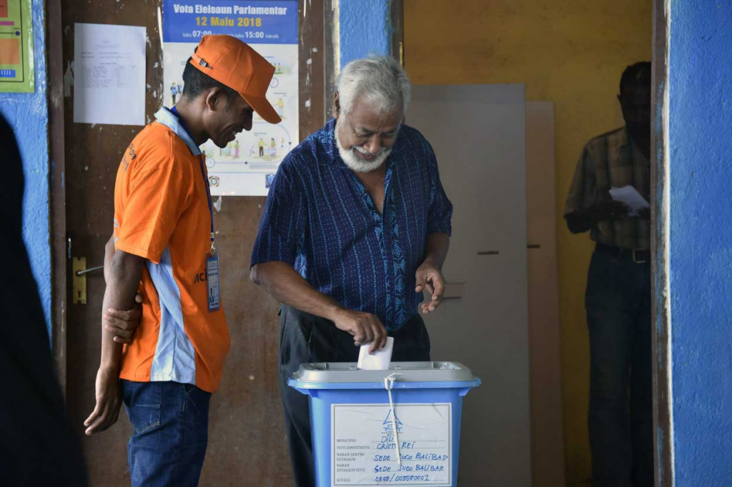 Xanana Gusmao memberikan hak suaranya. 