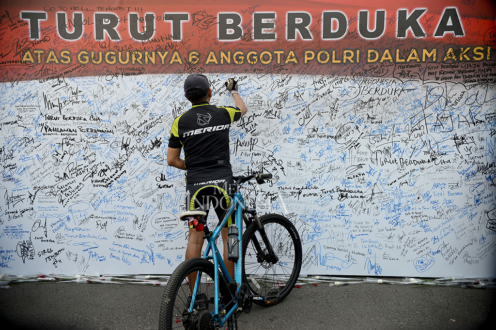 Masyarakat membubuhkan tanda tangan bentuk keprihatinan dan dukungan terhadap korban peristiwa kerusuhan rutan Mako Brimob di hari bebas kendaraan bermotor di Thamrin, Jakarta.