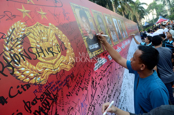 Masyarakat menolak takut terhadap ancaman teroris dan radikalisme.