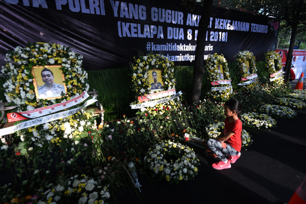 Lima polisi gugur saat tiga blok tahanan di Mako Brimob dikuasai lebih dari 24 jam oleh seratusan narapidana teroris. Tak lama kemudian seorang polisi menyusul gugur ditusuk terduga teroris yang kemudian ditembak polisi. ANTARA/Hafidz Mubarak A
