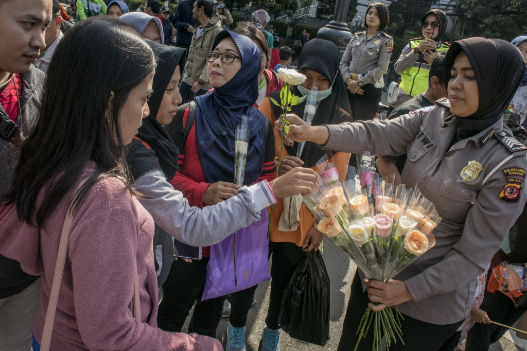 Acara serupa juga digelar di Bandung, Jawa Barat. Petugas kepolisian membagikan bunga kepada warga sebagai bentuk simpati belasungkawa saat kegiatan solidaritas untuk Kepolisian Republik Indonesia di