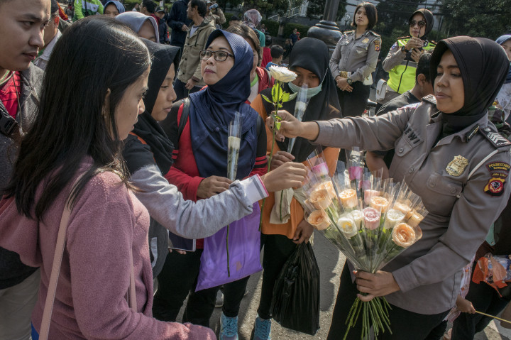 Acara serupa juga digelar di Bandung, Jawa Barat. Petugas kepolisian membagikan bunga kepada warga sebagai bentuk simpati belasungkawa saat kegiatan solidaritas untuk Kepolisian Republik Indonesia di