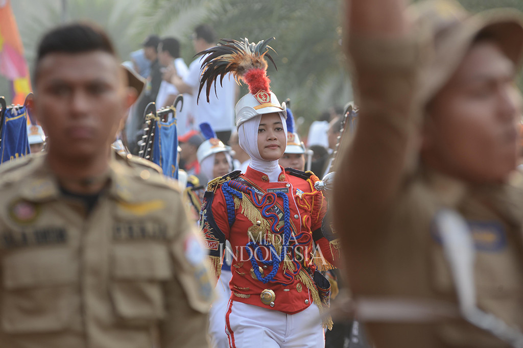 Selain unsur lokal, berbagai kostum mancanegara juga akan ditampilkan serta beberapa pertunjukan seperti marching band dan percussion yang turut memeriahkan parade. MI/MOHAMAD IRFAN 
