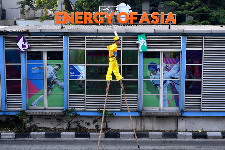 Peserta memakai kostum unik saat mengikuti Parade Asian Games 2018 di Jalan MH Thamrin, Jakarta. ANTARA/Sigid Kurniawan