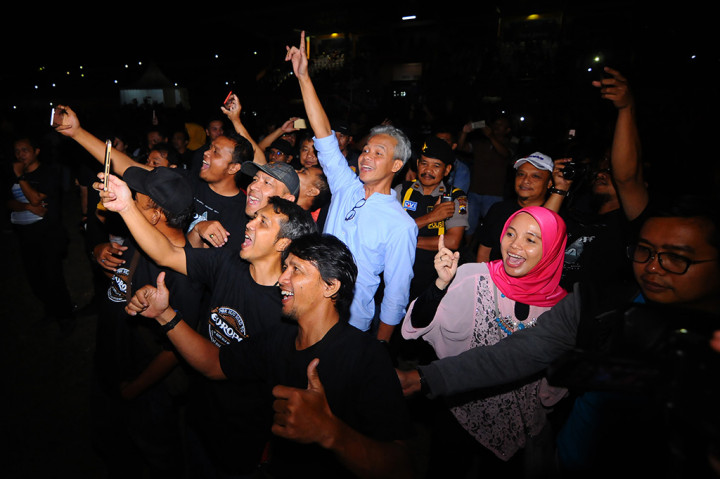 Ditemani sang istri, Siti Atiqoh, Ganjar terlihat ikut berjingkrak bersama ribuan penonton konser yang memadati Stadion Pandanarang.