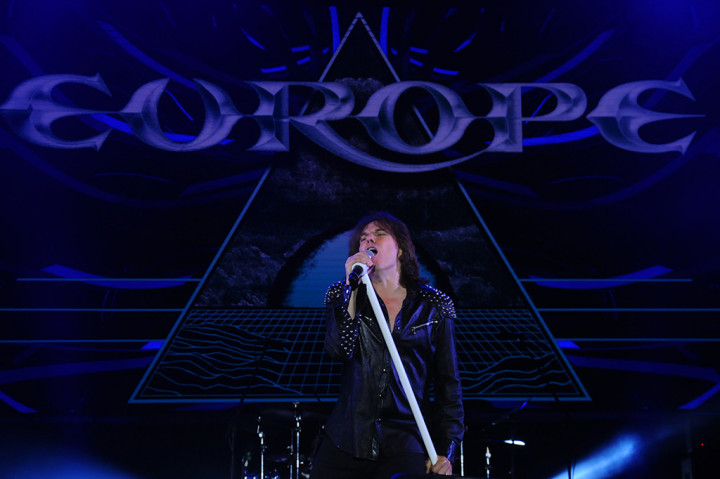 Europe menyapa para penggemarnya di Indonesia dengan membawakan sejumlah lagu di antaranya 