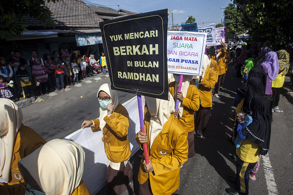 Sejumlah warga mengikuti kirab grebeg takjil di Nitikan, Yogyakarta.