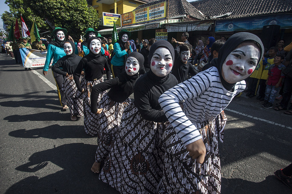 Sejumlah warga memakai atribut dan riasan unik saat mengikuti kirab grebeg takjil di Nitikan, Yogyakarta.