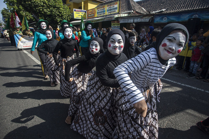Sejumlah warga memakai atribut dan riasan unik saat mengikuti kirab grebeg takjil di Nitikan, Yogyakarta.