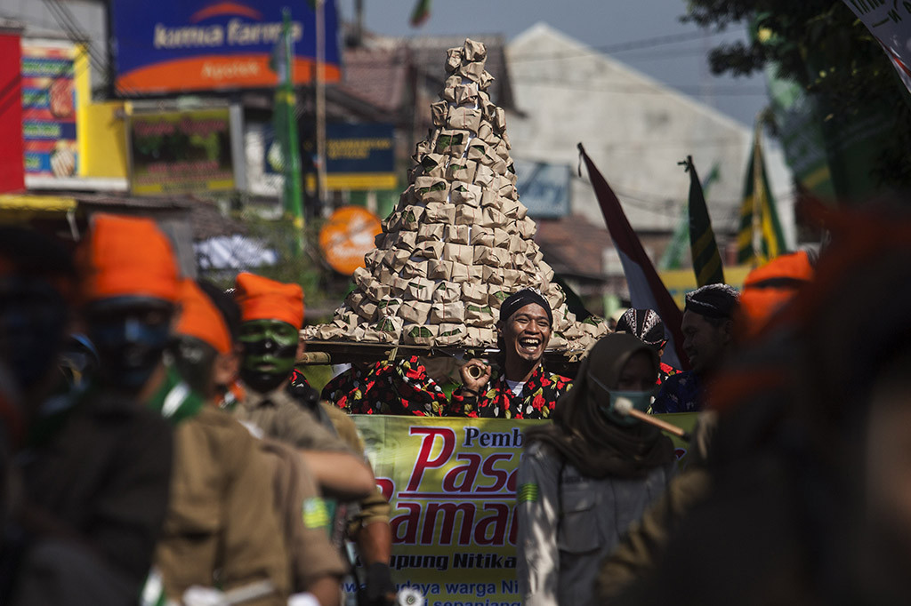 Acara yang diikuti warga dari berbagai elemen tersebut dalam rangka menyambut datangnya bulan suci Ramadan, serta sekaligus penanda dibukanya Pasar Ramadan Nitikan.