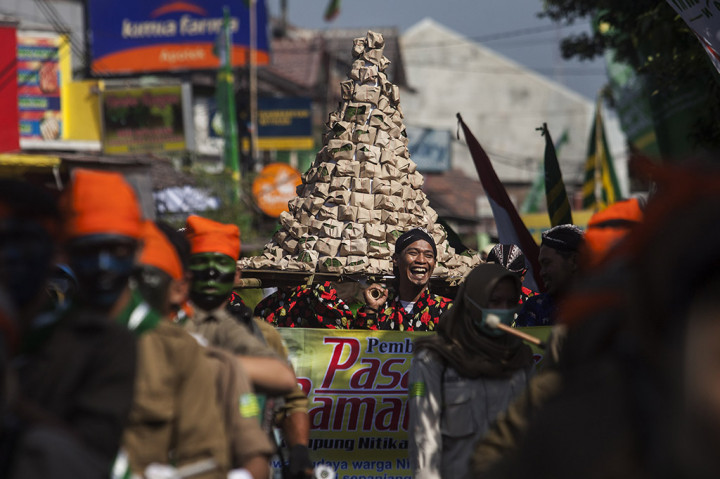 Acara yang diikuti warga dari berbagai elemen tersebut dalam rangka menyambut datangnya bulan suci Ramadan, serta sekaligus penanda dibukanya Pasar Ramadan Nitikan.