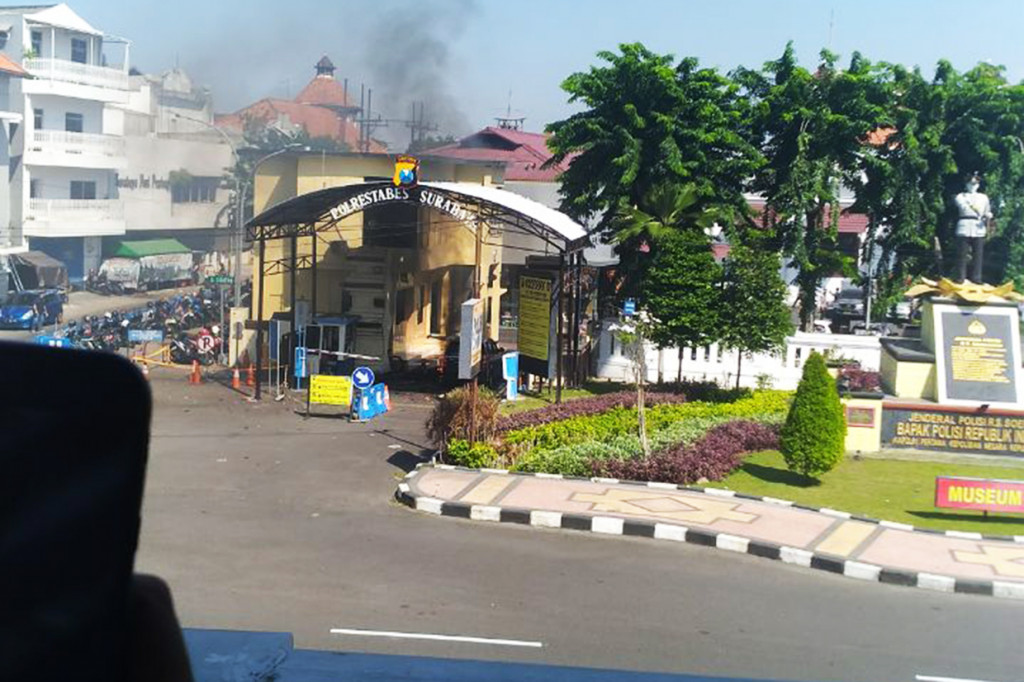 Ledakan bom kembali terjadi di Mapolrestabes Surabaya. Lokasinya berada gerbang pintu masuk Polrestabes.
