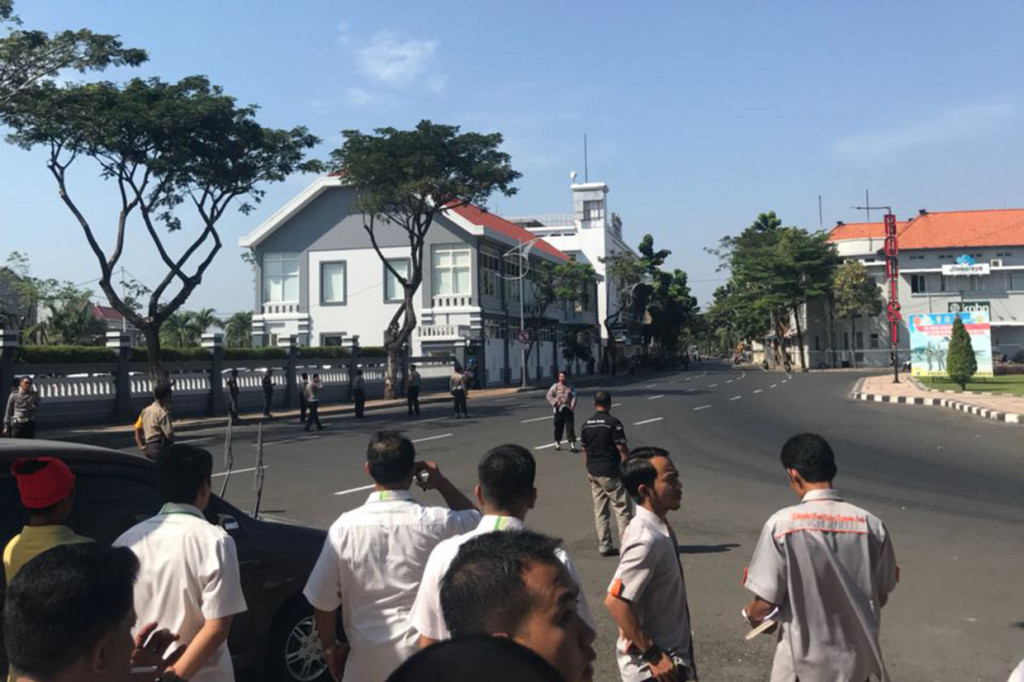 Kepala Bidang Humas Polda Jawa Timur Komisaris Besar Frans Barung Mangera membenarkan adanya ledakan tersebut. 