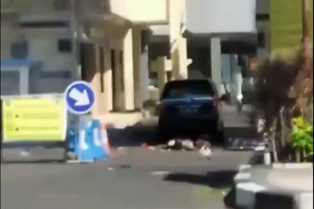 Frans menjelaskan, sudah ada mobil ambulans menuju lokasi dan membawa korban. Informasi yang dihimpun, ada anggota polisi dan warga yang menjadi korban pagi ini. Ada juga motor yang terbakar. Namun belum diketahui pasti berapa jumlahnya.