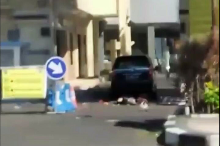 Frans menjelaskan, sudah ada mobil ambulans menuju lokasi dan membawa korban. Informasi yang dihimpun, ada anggota polisi dan warga yang menjadi korban pagi ini. Ada juga motor yang terbakar. Namun belum diketahui pasti berapa jumlahnya.