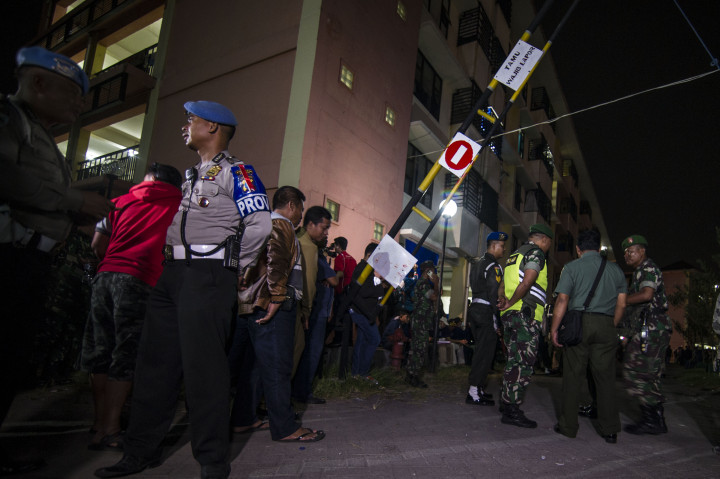 Sebelumnya, pada Minggu (13/5) malam terjadi ledakan di salah satu unit Rusunawa Wonocolo Blok B lantai 5. AFP/JUNI KRISWANTO