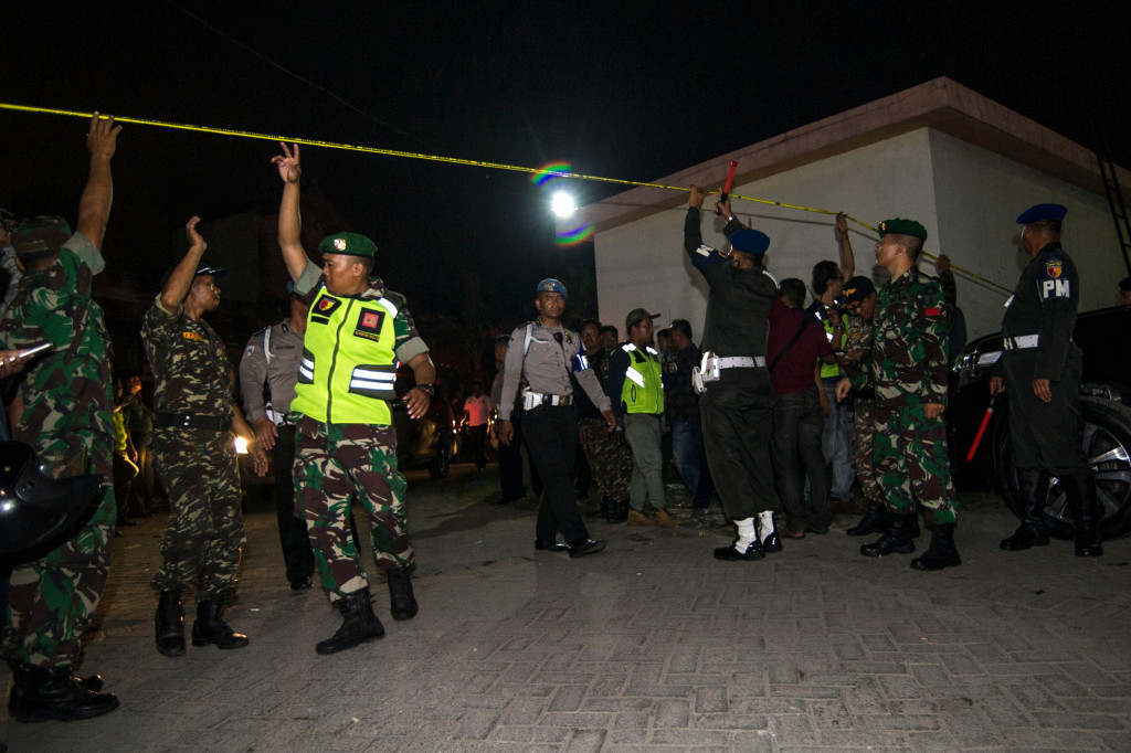 Kepala Kepolisian Daerah Jawa Timur Irjen Machfud Arifin menduga kasus ledakan di Rusunawa Wonocolo, Sidoarjo, masih berhubungan dengan ledakan bom di tiga gereja di Surabaya. AFP/JUNI KRISWANTO
