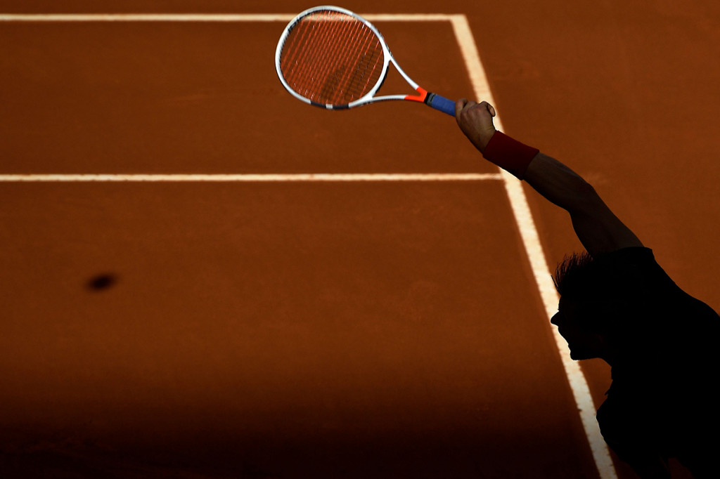 Zverev mematahkan servis Thiem di gim pertama yang menjadi kunci merebut set pertama. Petenis berusia 21 tahun itu tidak membiarkan Thiem maju ke depan dan menyerang di dalam lapangan. AFP/ OSCAR DEL POZO