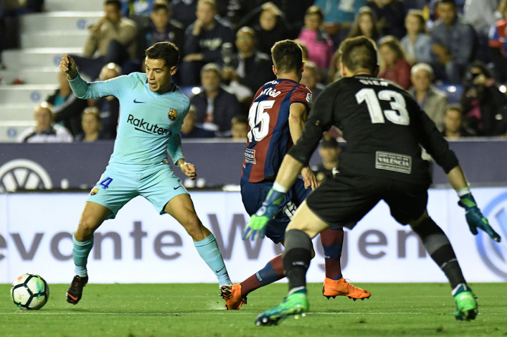 Barca memperkecil ketertinggalan pada menit ke-38 melalui sepakan Philippe Coutinho. 