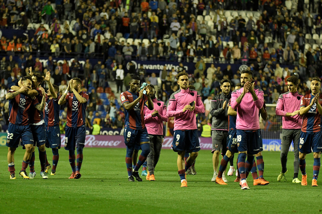 Skor 2-1 untuk Levante bertahan hingga turun minum. Baru satu menit babak kedua dimulai, tim asal kota Valencia menjauh. 