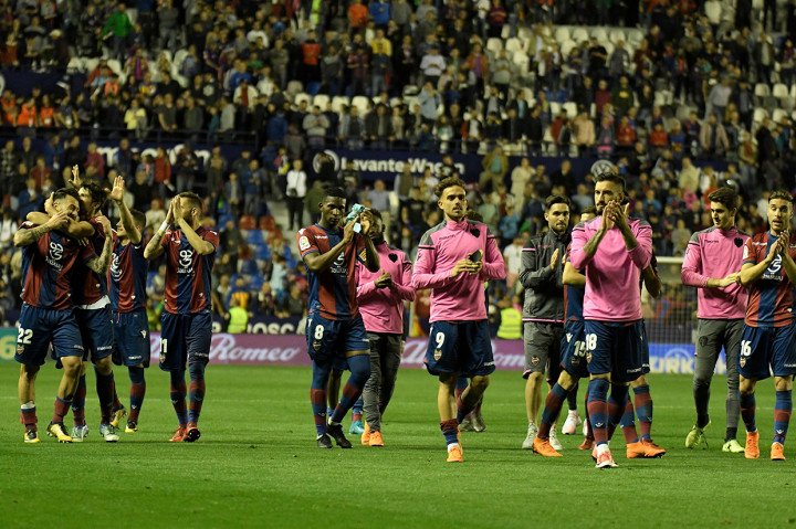 Skor 2-1 untuk Levante bertahan hingga turun minum. Baru satu menit babak kedua dimulai, tim asal kota Valencia menjauh. 